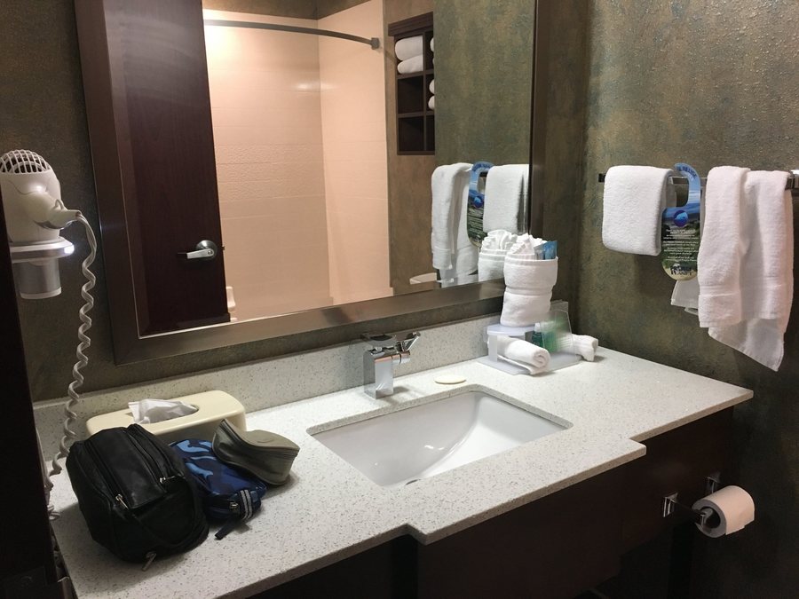 Holiday Inn Express Suites St Louis Chesterfield by IHG — Bathroom