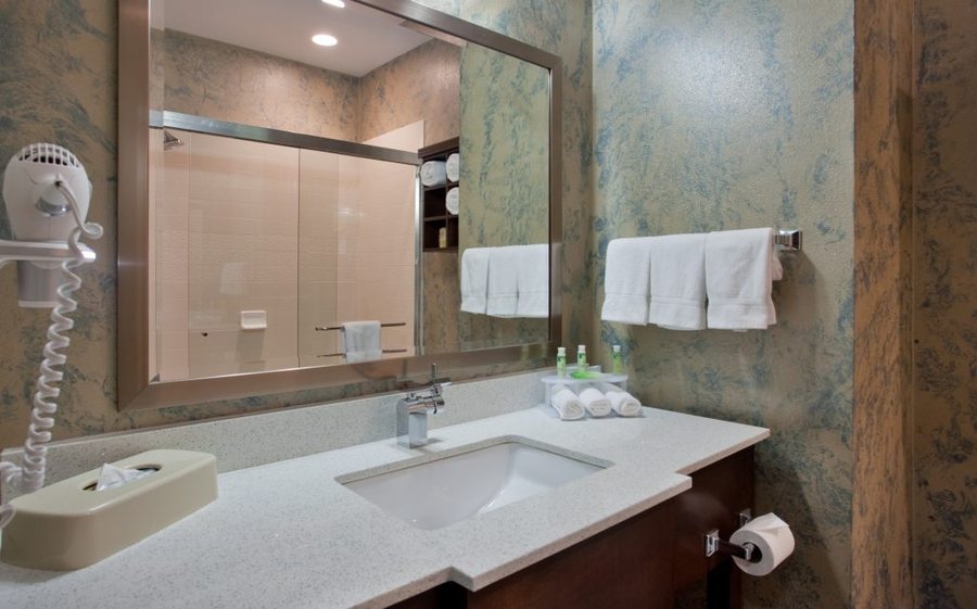 Holiday Inn Express Suites St Louis South I 55 By IHG Saint Louis Missouri — Bathroom