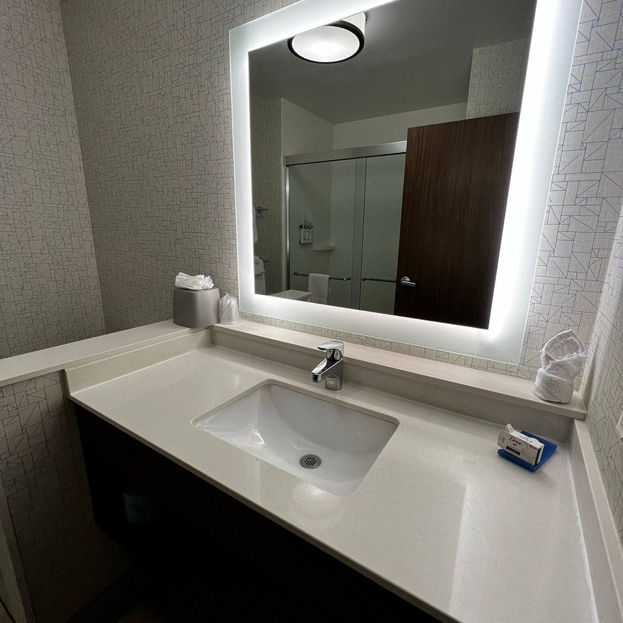 Holiday Inn Express Suites St Petersburg Madeira Beach By IHG — Bathroom