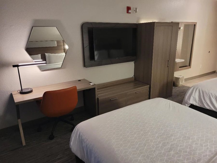 Holiday Inn Express Suites Starkville by IHG — Guest room