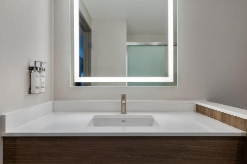Holiday Inn Express Suites Steamboat Springs By IHG Steamboat Springs Colorado — Bathroom