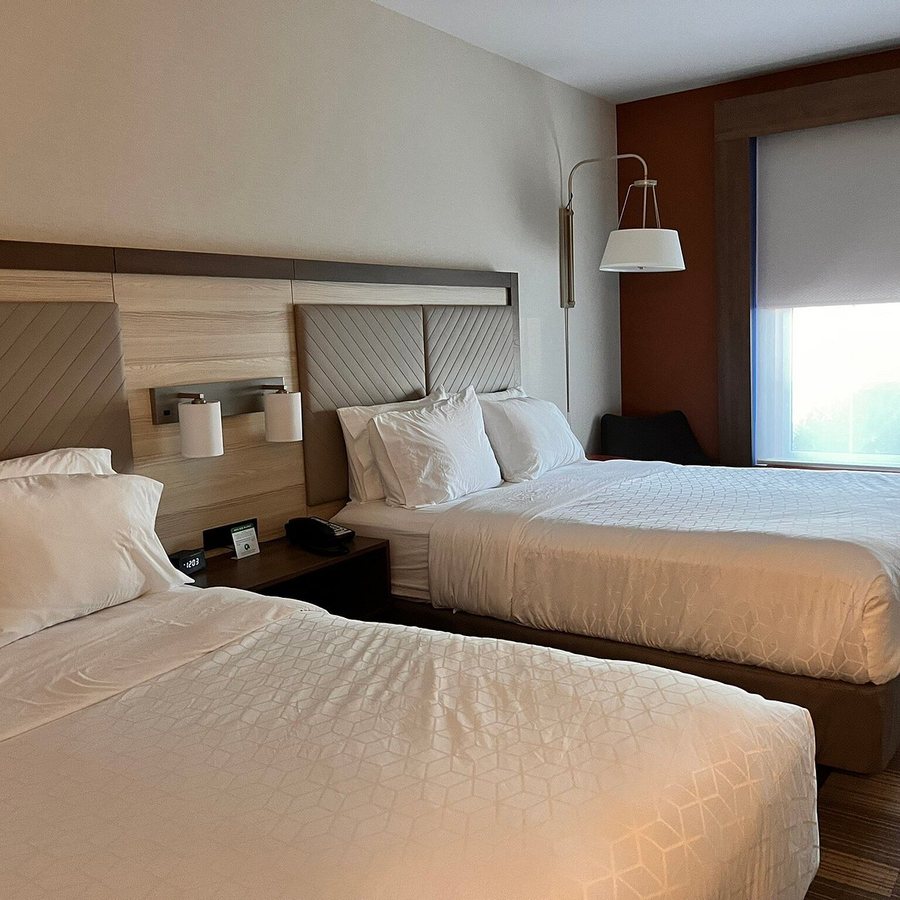 Holiday Inn Express Suites Sturbridge by IHG — Guest room