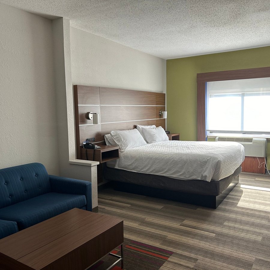 Holiday Inn Express Suites Suffolk By IHG — Guest room