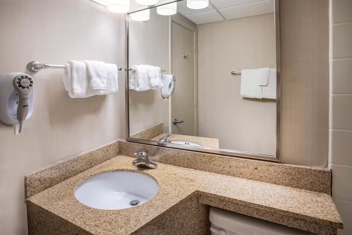 Holiday Inn Express Suites Superior Duluth Area by IHG — Bathroom