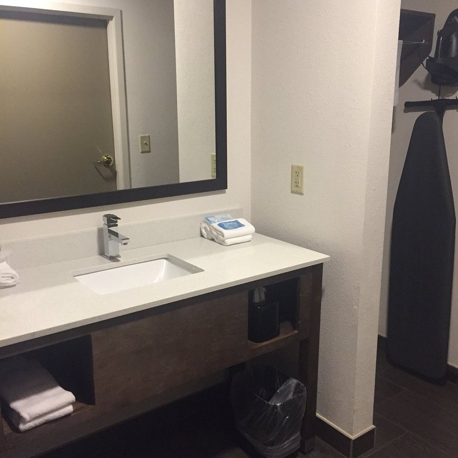 Holiday Inn Express Suites Sweetwater By IHG — Bathroom
