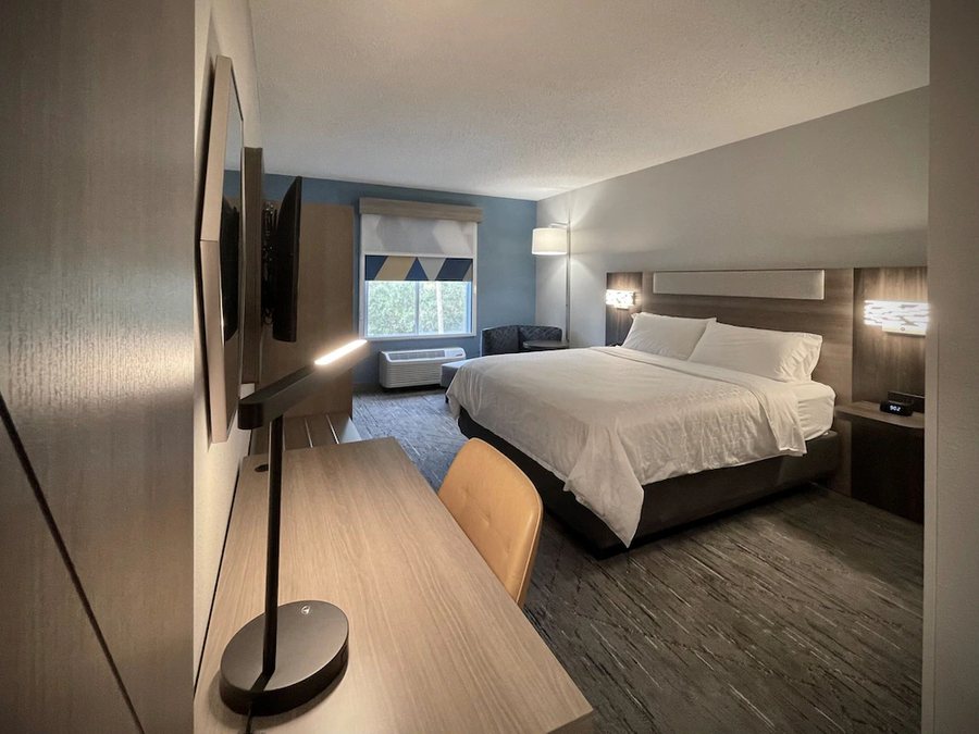 Holiday Inn Express Suites Tampa Airport By IHG — Guest room