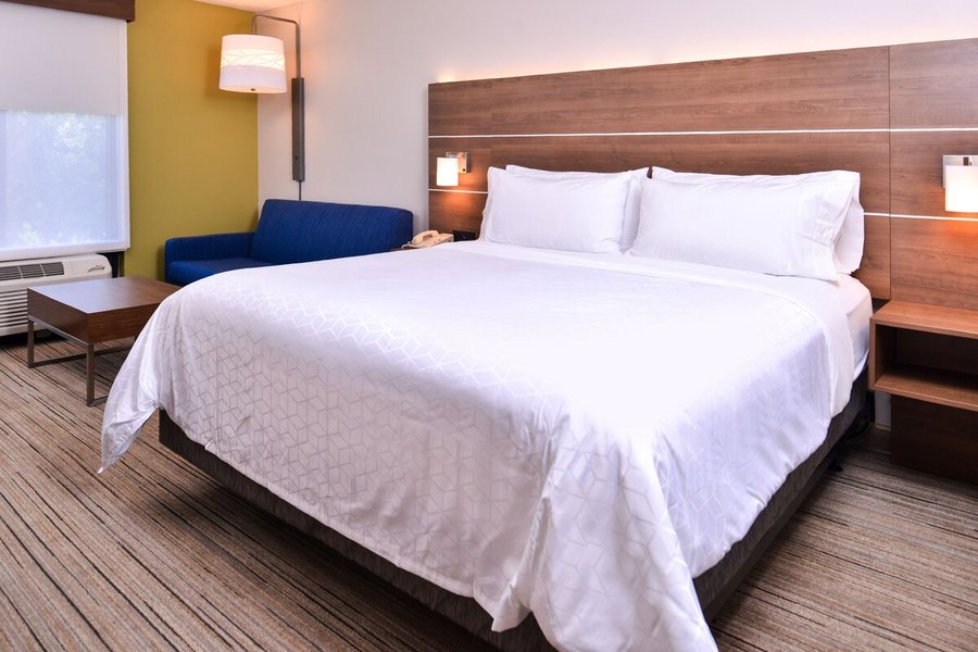 Holiday Inn Express Suites Tampa Anderson Rd Veterans Exp by IHG — Guest room