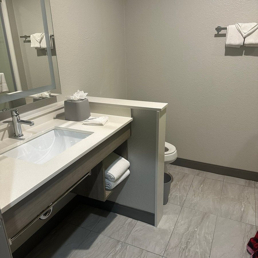 Holiday Inn Express Suites The Dalles By IHG — Bathroom