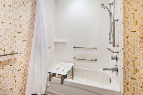 Holiday Inn Express Suites Toledo South Perrysburg by IHG — Bathroom