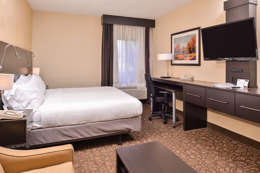 Holiday Inn Express Suites Topeka West I 70 Wanamaker By IHG — Guest room