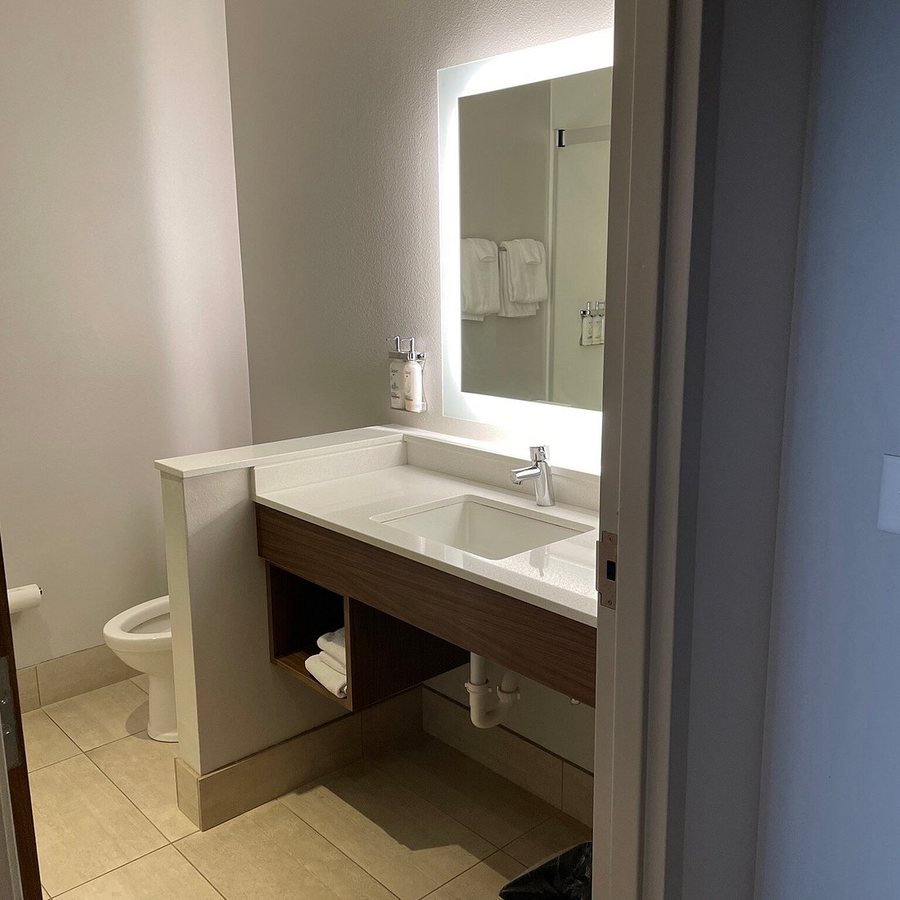 Holiday Inn Express Suites Torrington by IHG — Bathroom