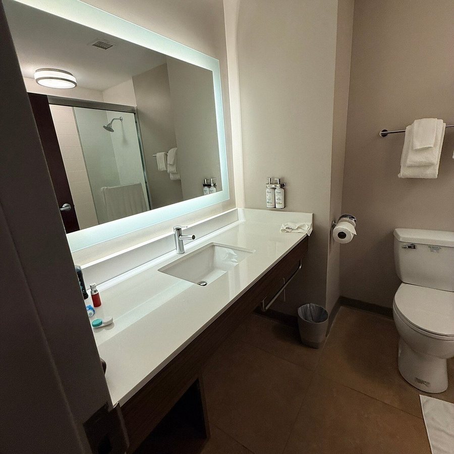 Holiday Inn Express Suites Trincity Trinidad Airport By IHG — Bathroom
