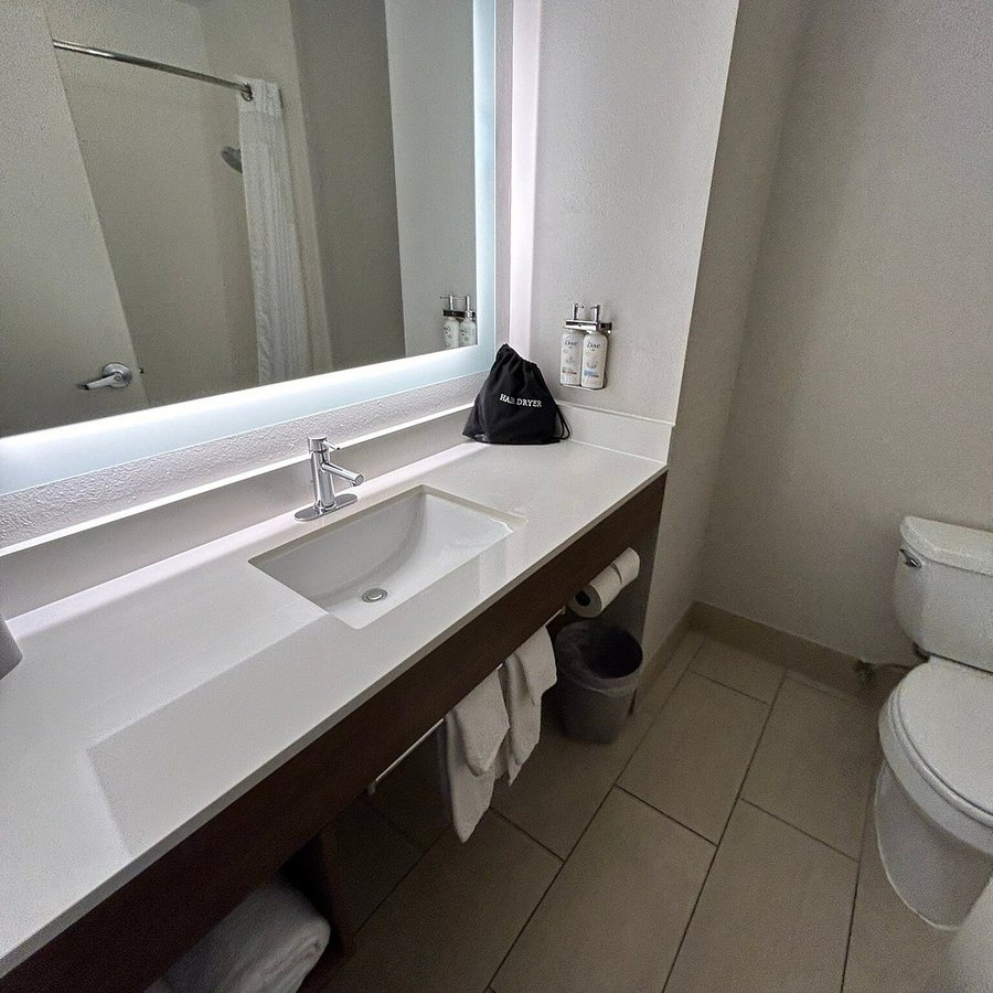 Holiday Inn Express Suites Tucson By IHG — Bathroom