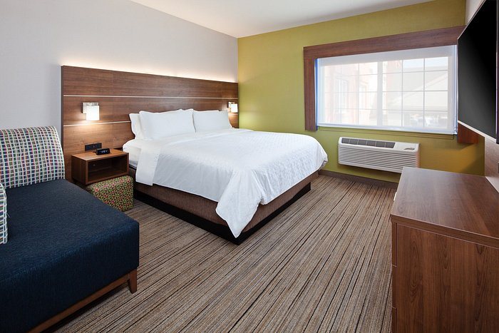 Holiday Inn Express Suites Tulare By IHG — Guest room