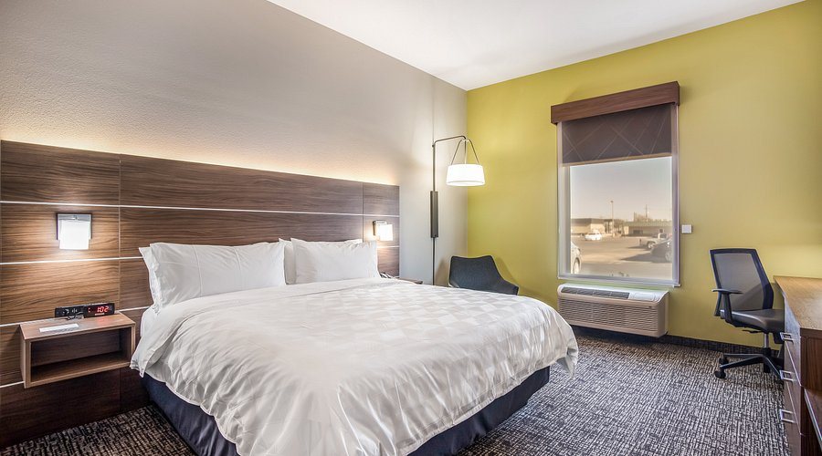 Holiday Inn Express Suites Tulsa East Catoosa By IHG — Guest room
