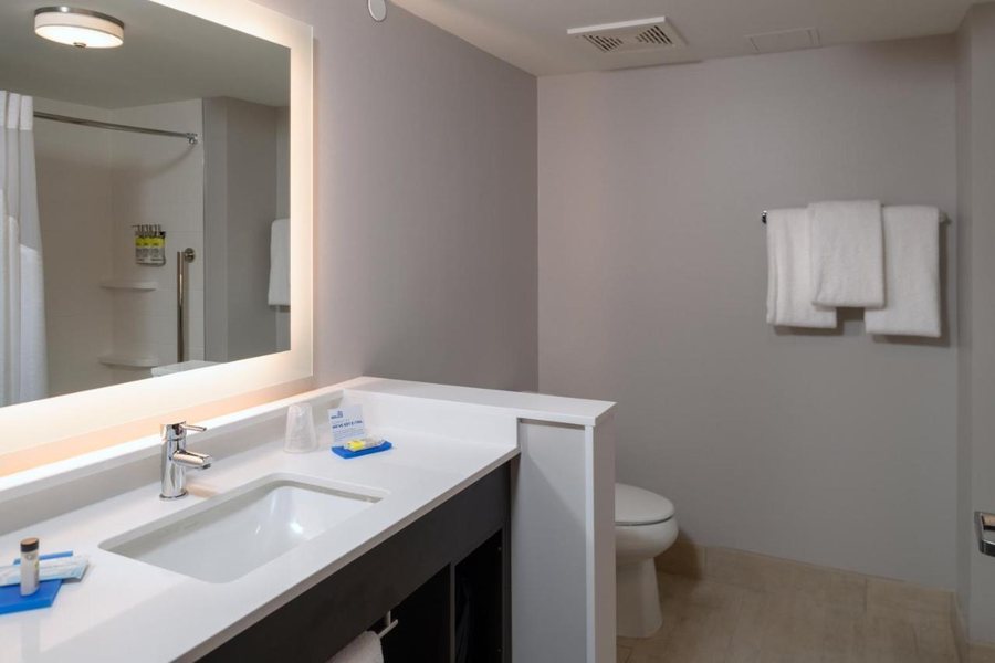 Holiday Inn Express Suites Tulsa S Broken Arrow Hwy 51 By IHG — Bathroom