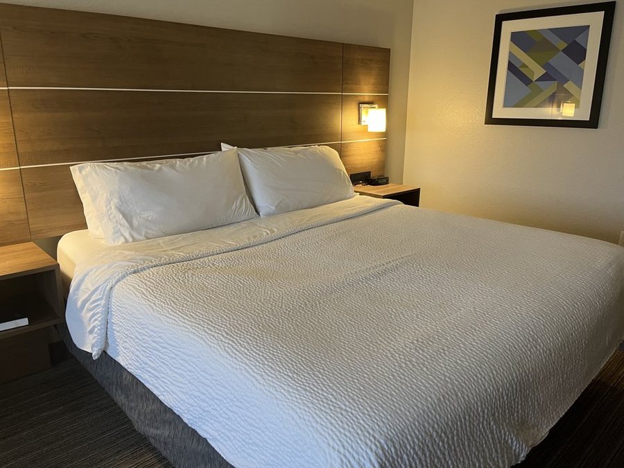 Holiday Inn Express Suites Tulsa S Broken Arrow Hwy 51 By IHG — Guest room