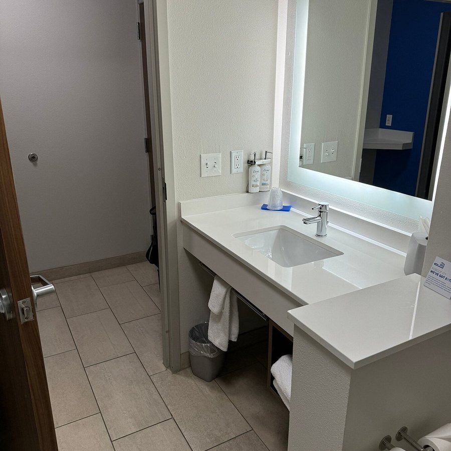 Holiday Inn Express Suites Tulsa South Bixby By IHG — Bathroom