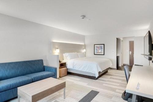 Holiday Inn Express Suites Turlock Hwy 99 by IHG — Guest room