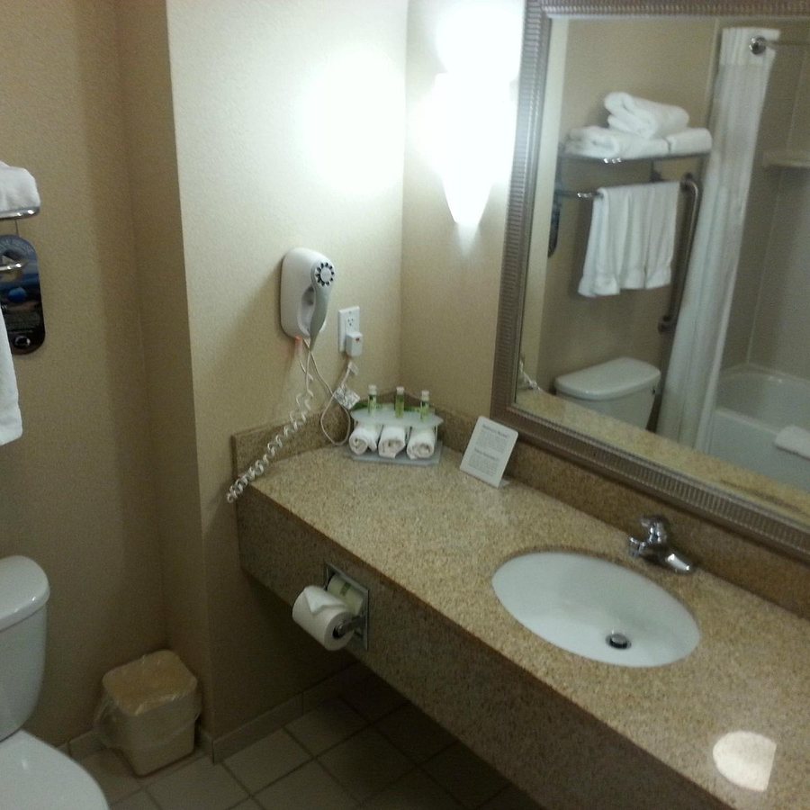 Holiday Inn Express Suites Utica by IHG — Bathroom