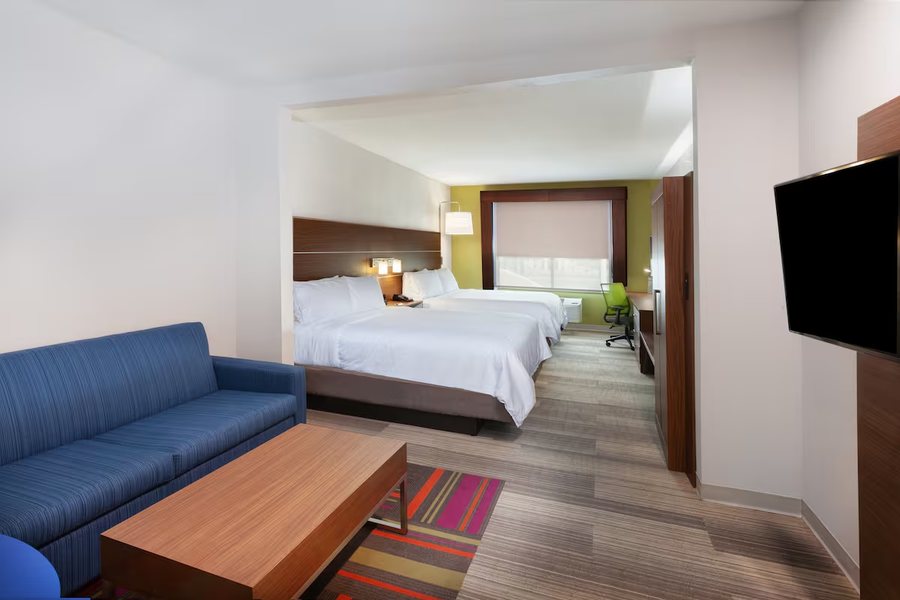 Holiday Inn Express Suites Utica by IHG — Guest room
