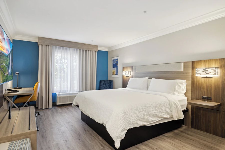 Holiday Inn Express Suites Vacaville By IHG — Guest room
