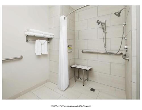 Holiday Inn Express Suites Valdosta West Mall Area by IHG — Bathroom