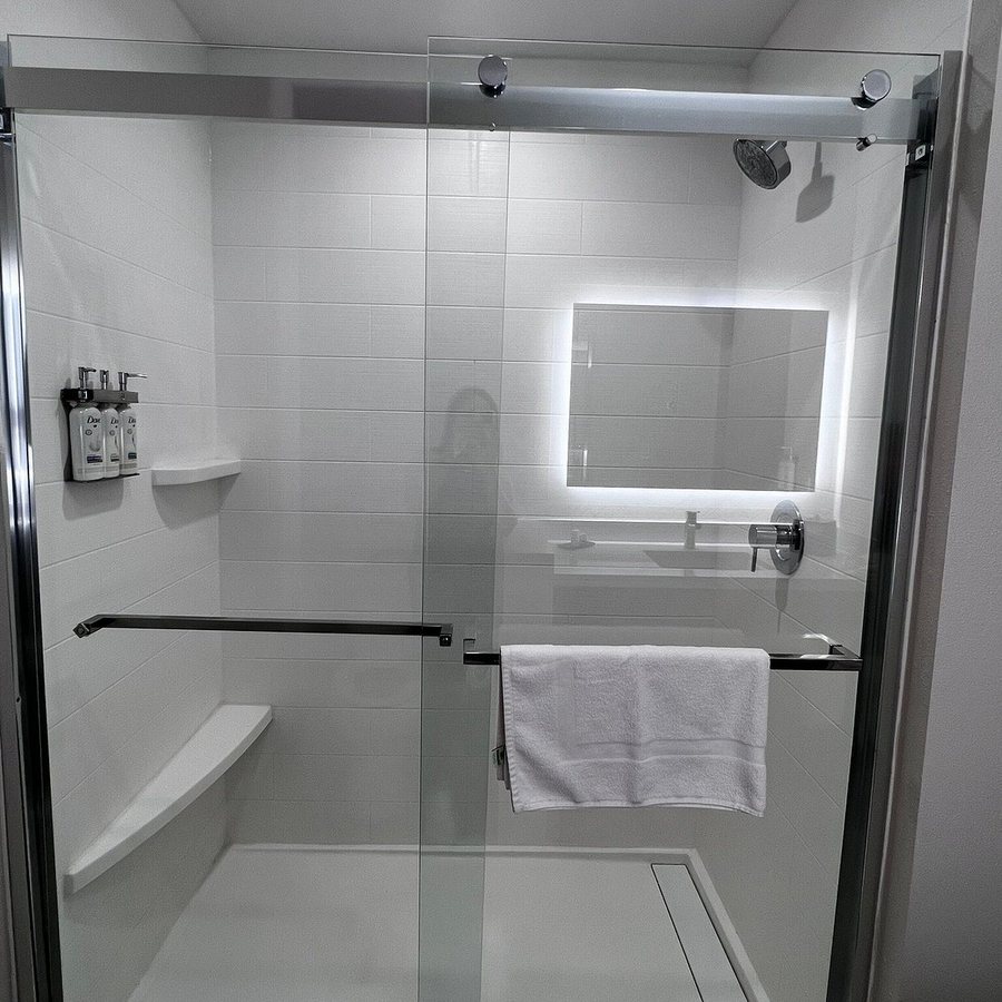 Holiday Inn Express Suites Valencia Santa Clarita by IHG — Bathroom
