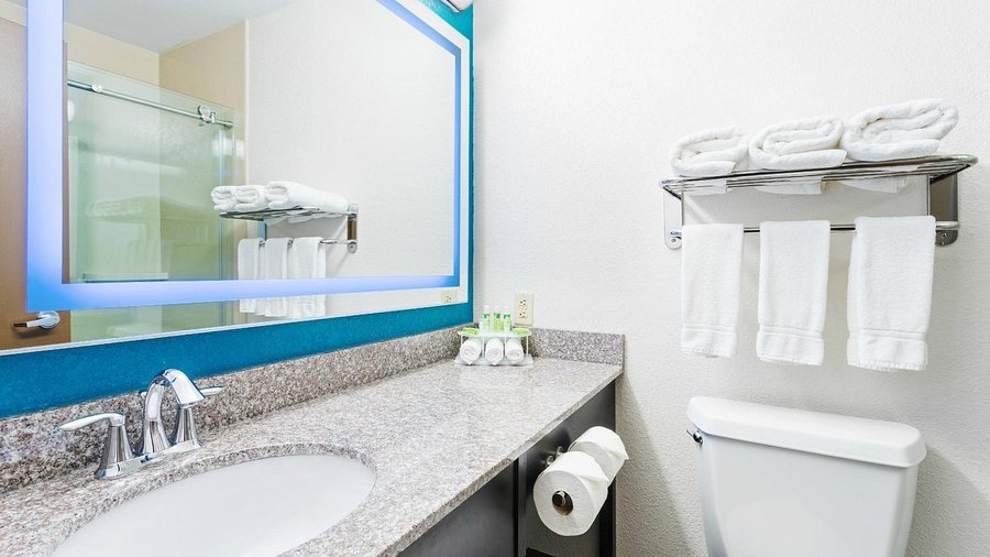 Holiday Inn Express Suites Valparaiso By IHG — Bathroom