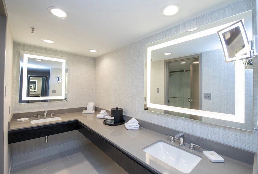 Holiday Inn Express Suites Warwick providence airport By IHG — Bathroom