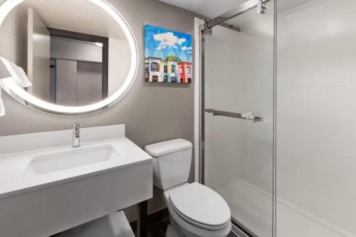 Holiday Inn Express Suites Washington DC Noma by IHG — Bathroom