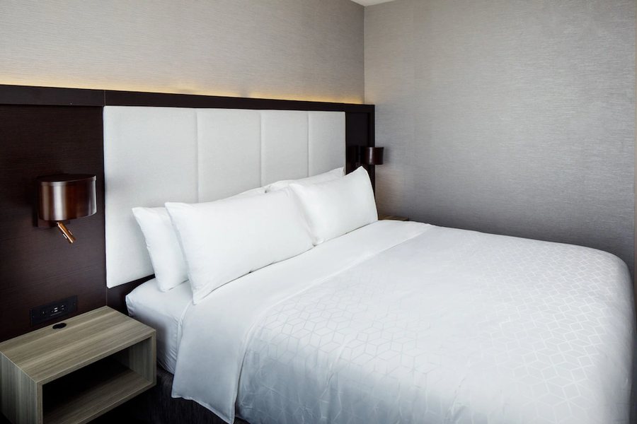 Holiday Inn Express Suites Washington DC Noma by IHG — Guest room