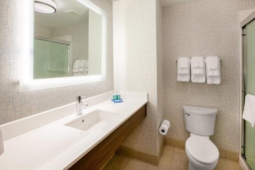 Holiday Inn Express Suites Watertown By IHG — Bathroom