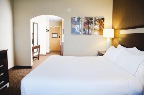 Holiday Inn Express Suites Watertown thousand Islands By IHG — Guest room