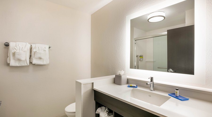 Holiday Inn Express Suites Watsonville By IHG — Bathroom