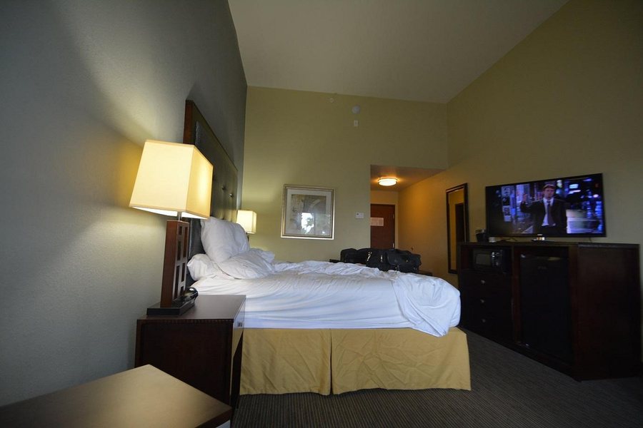 Holiday Inn Express Suites Waycross by IHG — Guest room