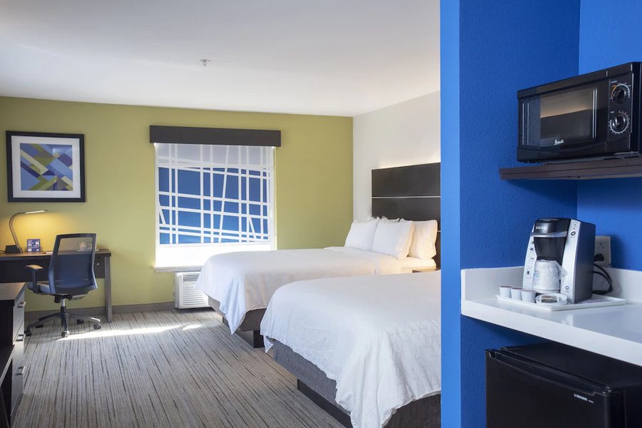 Holiday Inn Express Suites West Chester by IHG — Guest room