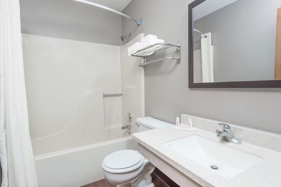 Holiday Inn Express Suites West Plains Southwest by IHG West Plains Missouri — Bathroom