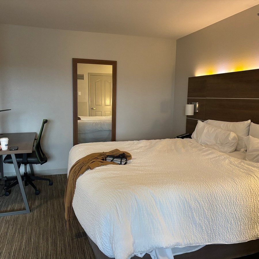 Holiday Inn Express Suites White River Junction by IHG — Guest room