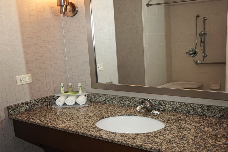 Holiday Inn Express Suites Wichita Airport By IHG — Bathroom