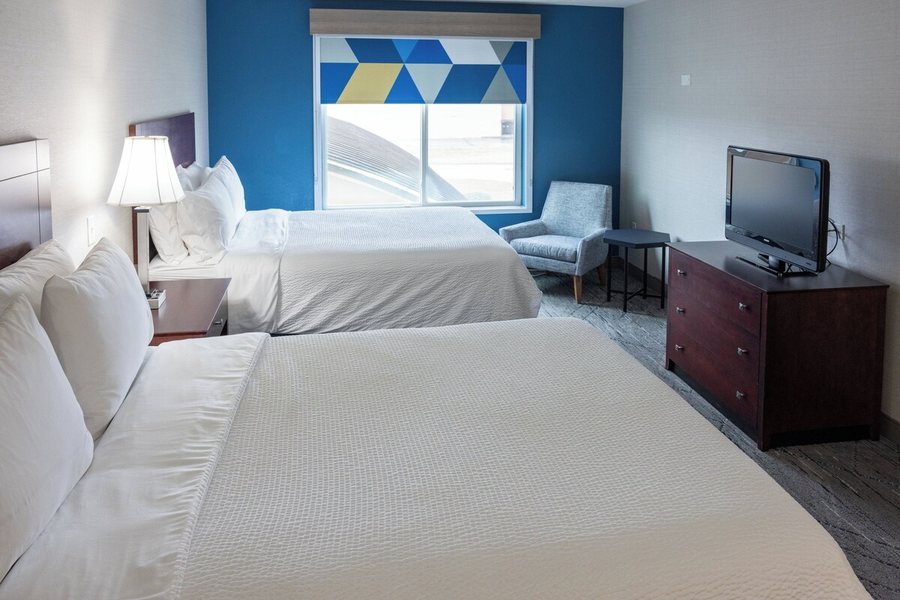 Holiday Inn Express Suites Wichita Airport By IHG — Guest room