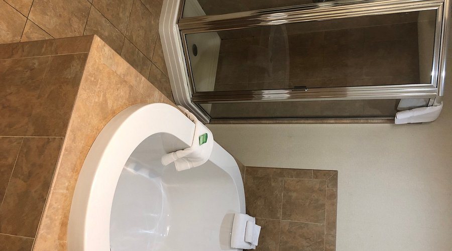 Holiday Inn Express Suites Williamsport By IHG — Bathroom