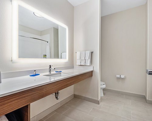Holiday Inn Express Suites Williston By IHG — Bathroom