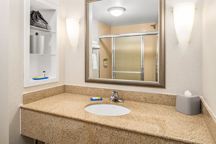 Holiday Inn Express Suites Wilmington university Ctr By Ihg — Bathroom