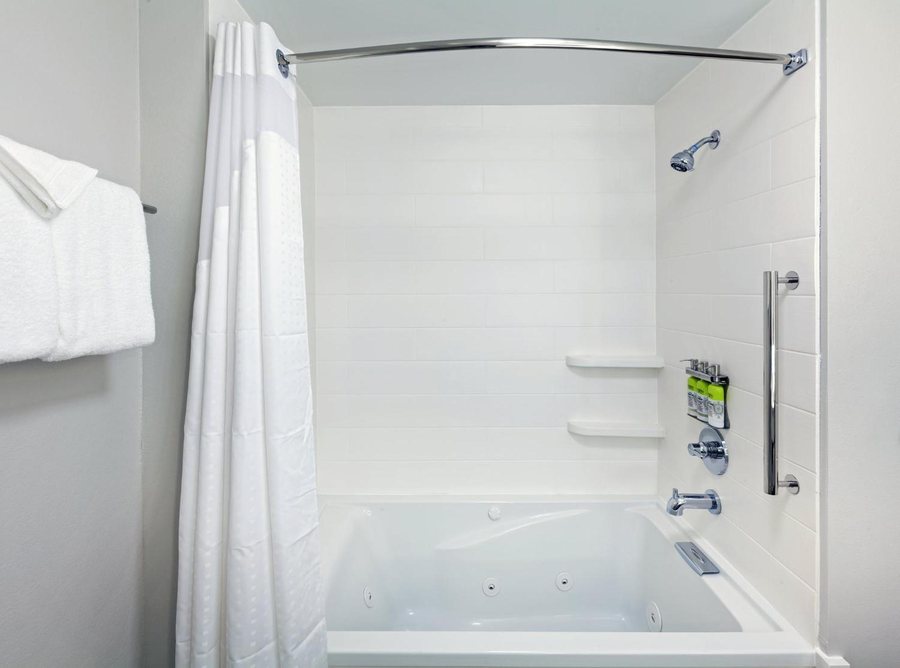 Holiday Inn Express Suites Woodland Hills by IHG Los Angeles California — Bathroom