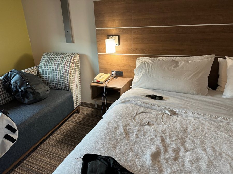 Holiday Inn Express Suites Woodland Hills by IHG Los Angeles California — Guest room