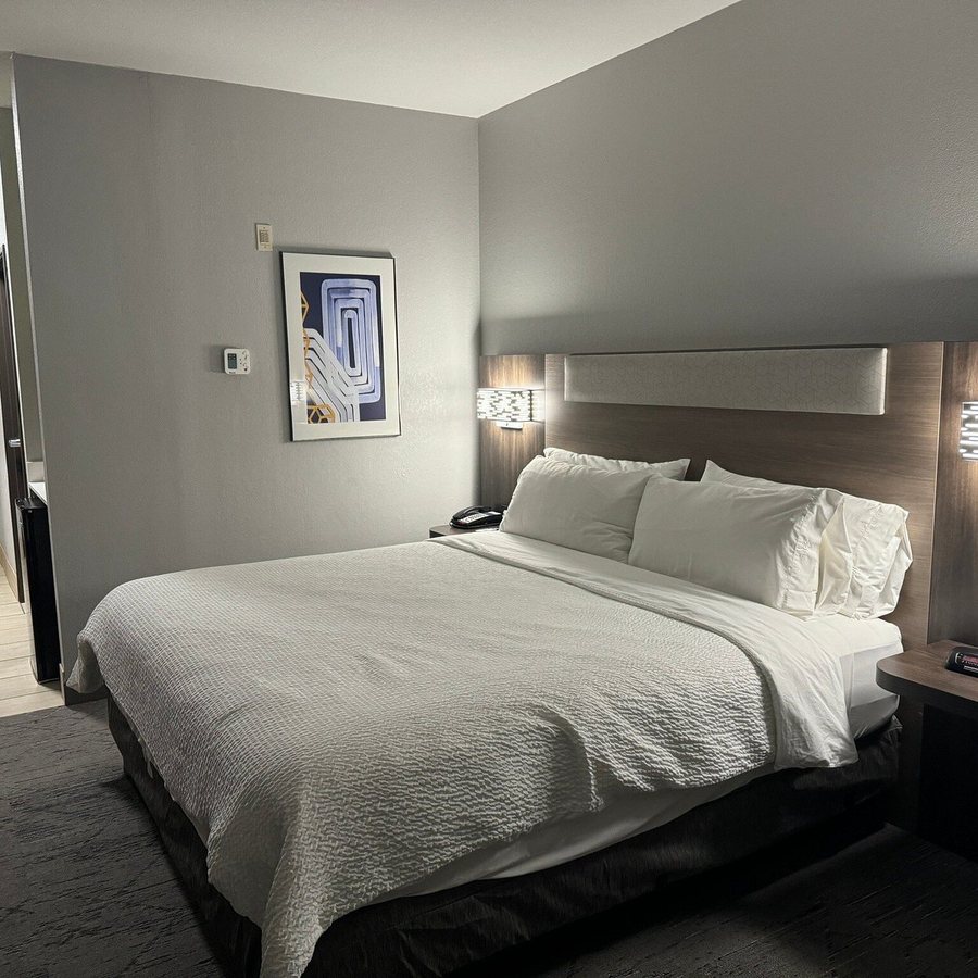 Holiday Inn Express Suites Woodward Hwy 270 By IHG — Guest room