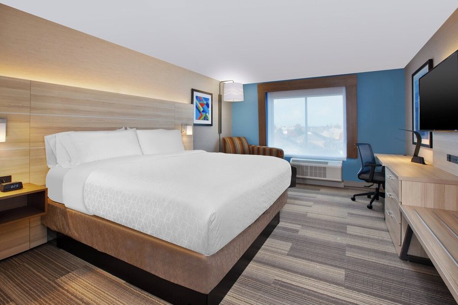 Holiday Inn Express Suites Wooster by IHG — Guest room