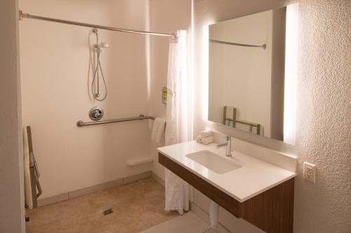 Holiday Inn Express Suites Worthington by IHG Worthington Minnesota — Bathroom