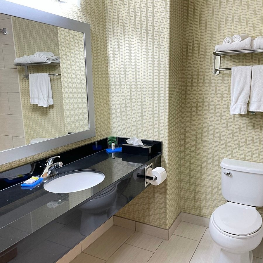 Holiday Inn Express Suites Yankton by IHG — Bathroom